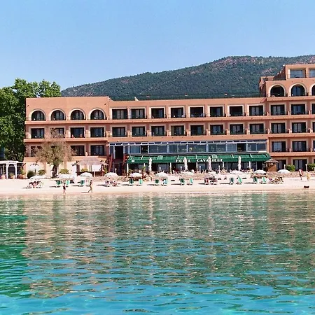 Cavaliere Surplage 3* ル・ラヴァンドゥー